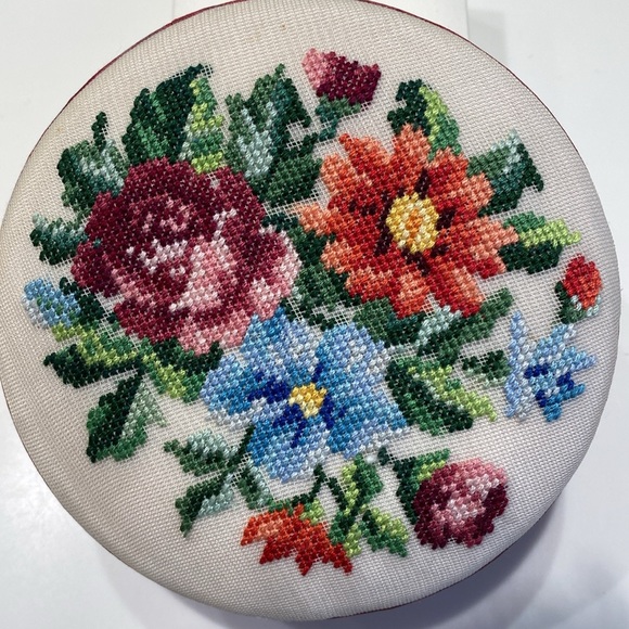 Round Tapestry Needlepoint Storage Keepsake Jewelry Trinket Box - Picture 4 of 8